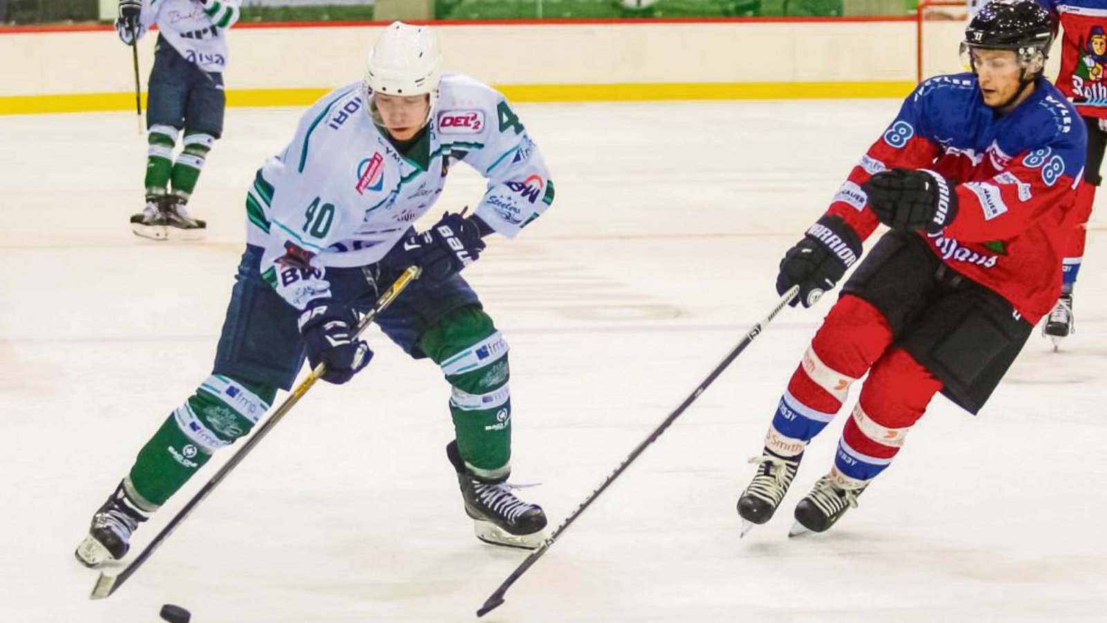 Der Bietigheimer Michael Fink (links) zieht im Testspiel gegen den EHC Freiburg gegen Michael Frank ab. Foto: Simecek Der Bietigheimer Michael Fink (links) zieht im Testspiel gegen den EHC Freiburg gegen Michael Frank ab. Foto: Simecek