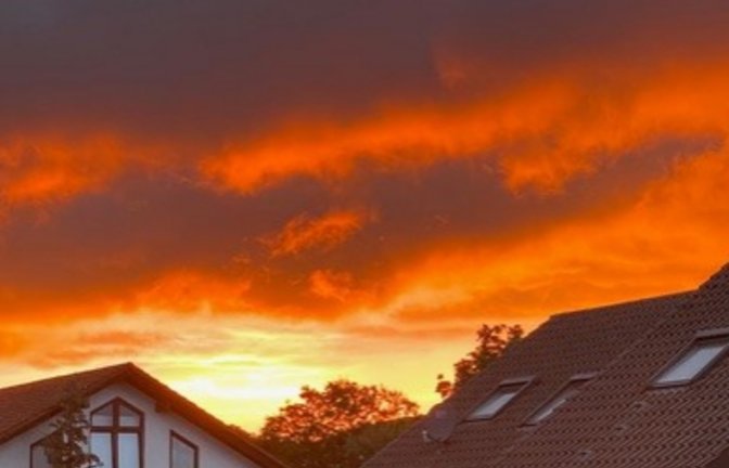 Am Samstagabend „brennt“ der Himmel über Ensingen, schreibt Klaus-Peter Hilgers zu seinem Foto, das er an die Redaktion geschickt hat.