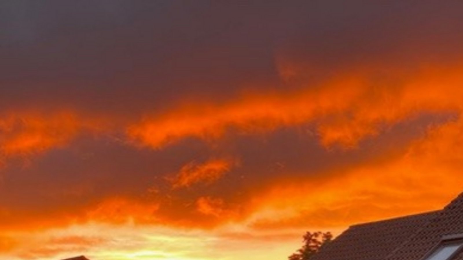 Am Samstagabend „brennt“ der Himmel über Ensingen, schreibt Klaus-Peter Hilgers zu seinem Foto, das er an die Redaktion geschickt hat.