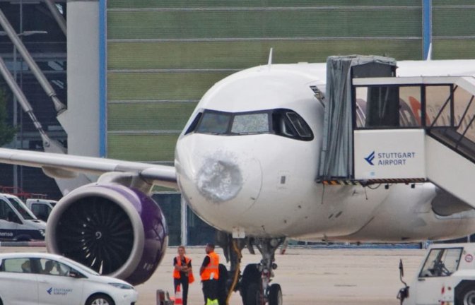 Eingedrückte Nase, gesplitterte Scheibe: Die Maschine der Air Cairo in Stuttgart<span class='image-autor'>SDMG</span>