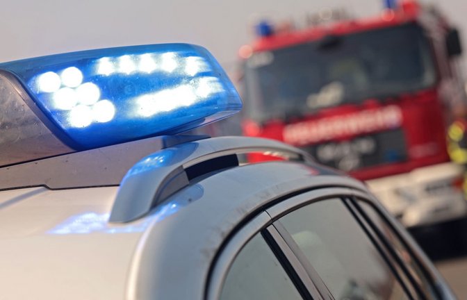 Aktuell ist die A5 gesperrt, Feuerwehr und Polizei sind im Einsatz. (Symbolbild)<span class='image-autor'>Matthias Bein/dpa</span>