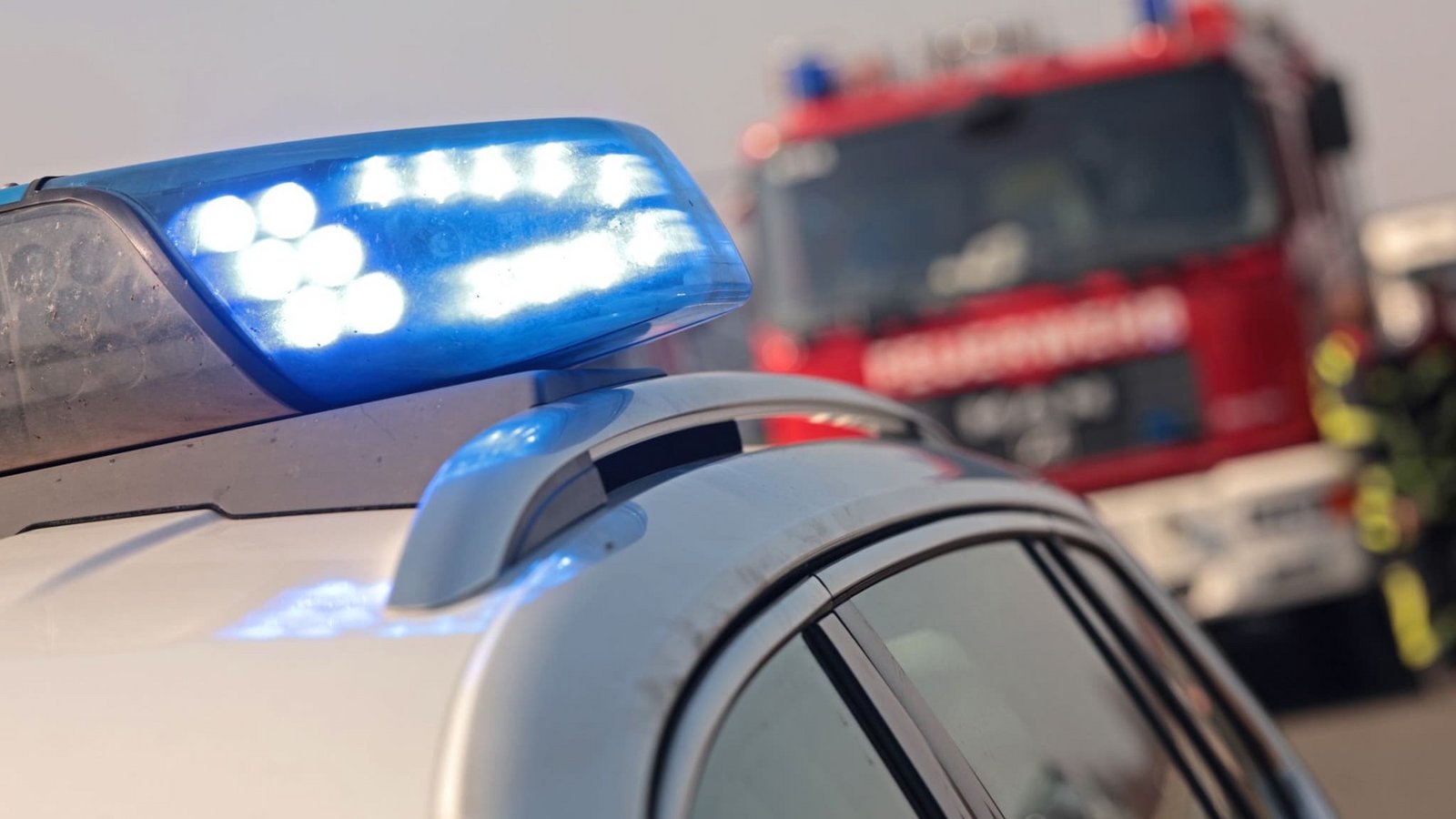 Aktuell ist die A5 gesperrt, Feuerwehr und Polizei sind im Einsatz. (Symbolbild)Matthias Bein/dpa