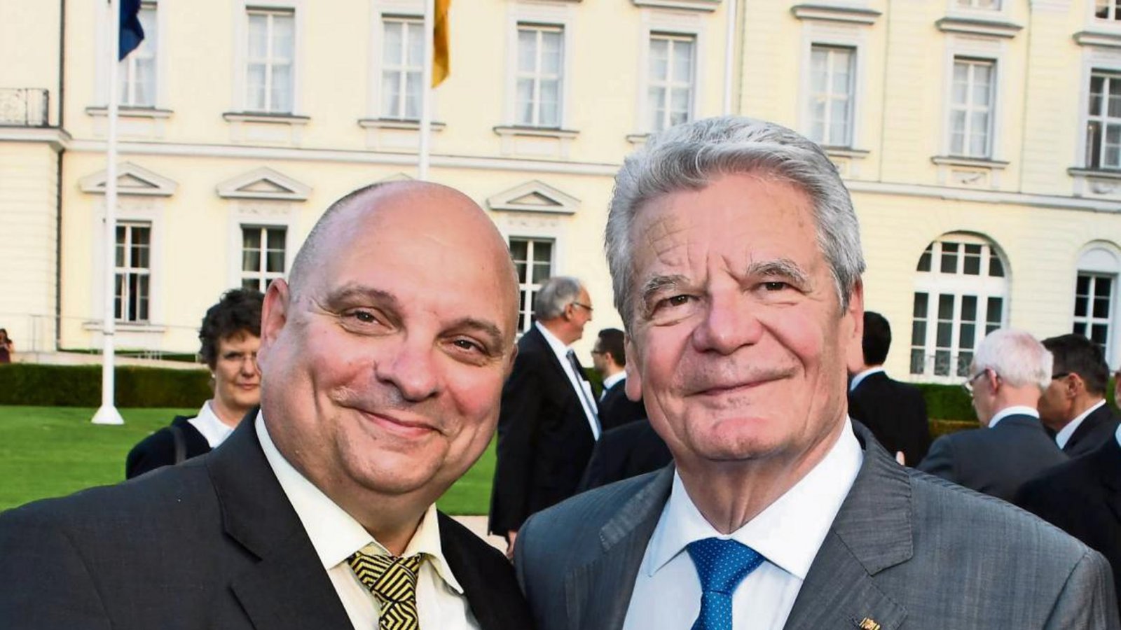 Bei Bundespräsident Joachim Gauck (rechts) war zum Geburtstag des Grundgesetzes auch Sersheims Bürgermeister Jürgen Scholz zu Gast. Foto: p Bei Bundespräsident Joachim Gauck (rechts) war zum Geburtstag des Grundgesetzes auch Sersheims Bürgermeister Jürgen Scholz zu Gast. Foto: p