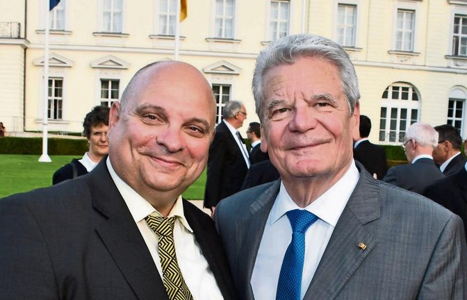 Bei Bundespräsident Joachim Gauck (rechts) war zum Geburtstag des Grundgesetzes auch Sersheims Bürgermeister Jürgen Scholz zu Gast. Foto: p