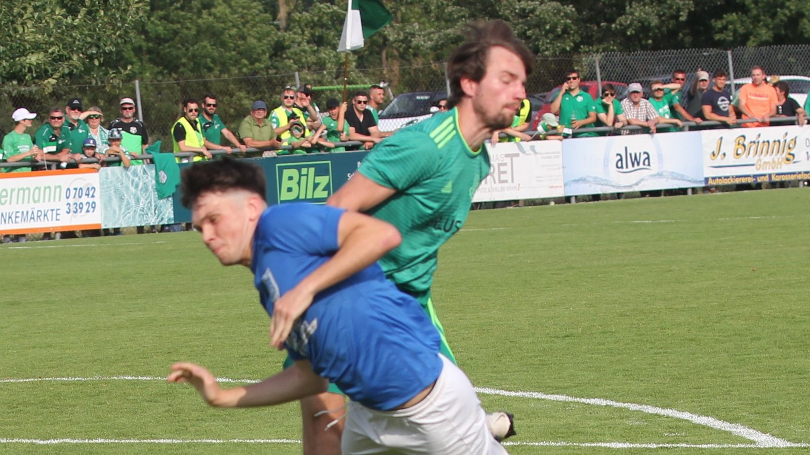 Louis Wäbisch (vorne) vom VfB Vaihingen wird regelwidrig zu Fall gebracht. Der fällige Elfmeter führt zum 1:0. Foto: Dittrich Louis Wäbisch (vorne) vom VfB Vaihingen wird regelwidrig zu Fall gebracht. Der fällige Elfmeter führt zum 1:0. Foto: Dittrich