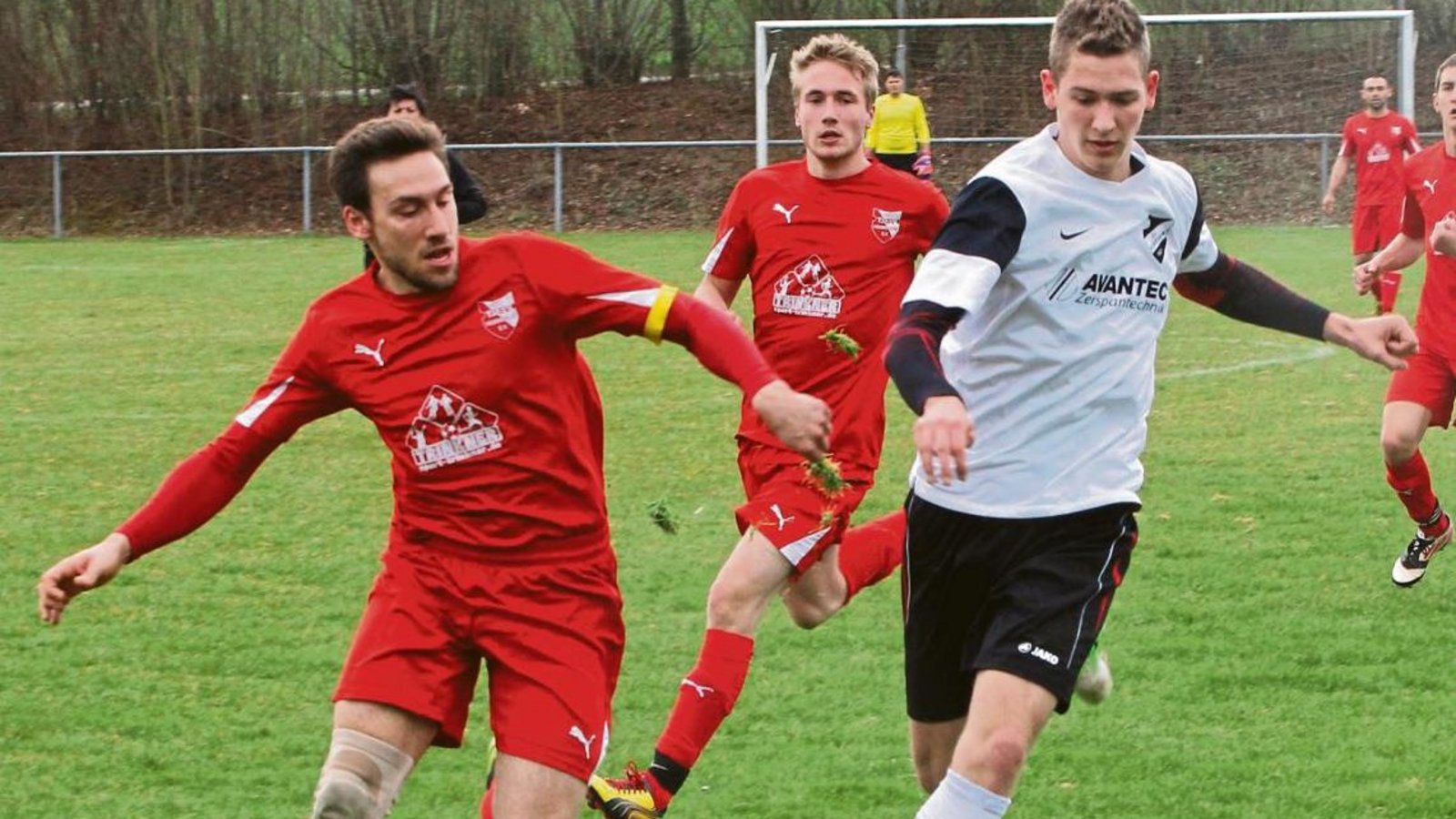 Sascha Berger (rechts) kämpft mit dem Hessigheimer Kapitän Sebastian Schaaf um den Ball. Letztlich wurden die Punkte geteilt. Foto: Küppers