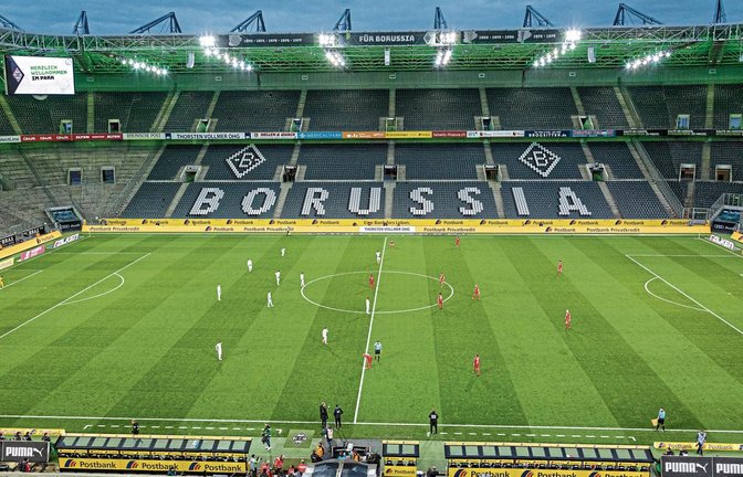 Am 11. März wurde zwischen Borussia Mönchengladbach und dem 1. FC Köln das erste Geisterspiel der Bundesligasaison angepfiffen. Ab diesem Wochenende soll dieser Anblick die Normalität in der ersten und zweiten Liga werden. Foto: ddp