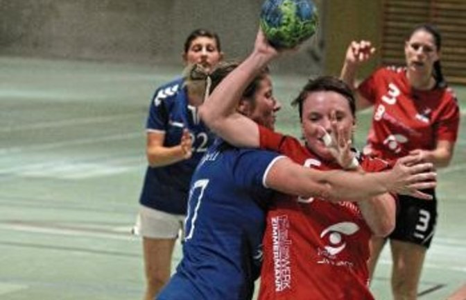 Jacqueline Stocker (rechts) lebt eigentlich schon im Allgäu. Dennoch streifte sie sich gegen Ludwigsburg-Oßweil II noch einmal das HCME-Trikot über.  Foto: Nachreiner