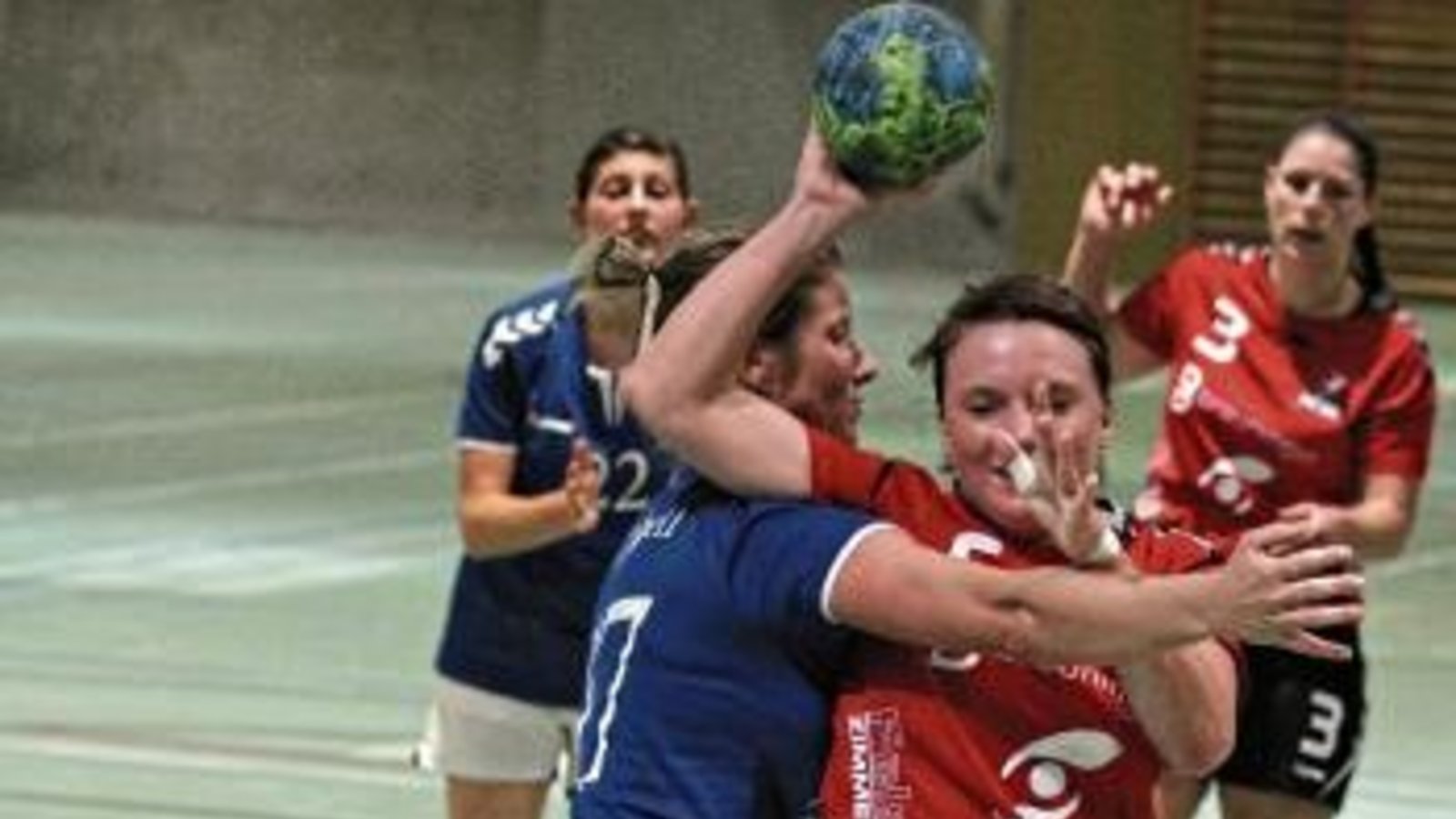 Jacqueline Stocker (rechts) lebt eigentlich schon im Allgäu. Dennoch streifte sie sich gegen Ludwigsburg-Oßweil II noch einmal das HCME-Trikot über. Foto: Nachreiner Jacqueline Stocker (rechts) lebt eigentlich schon im Allgäu. Dennoch streifte sie sich gegen Ludwigsburg-Oßweil II noch einmal das HCME-Trikot über. Foto: Nachreiner