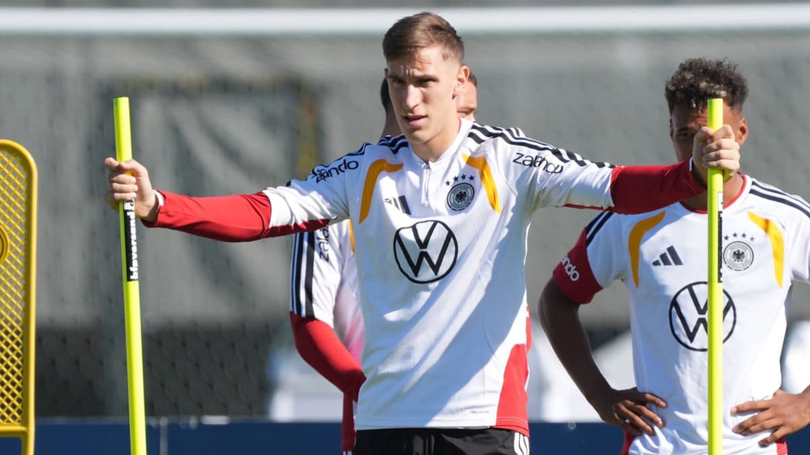 Nico Schlotterbeck muss abwarten, was die Untersuchung bringt. Er hat sich im Training der Nationalmannschaft verletzt.IMAGO/Marc Schueler