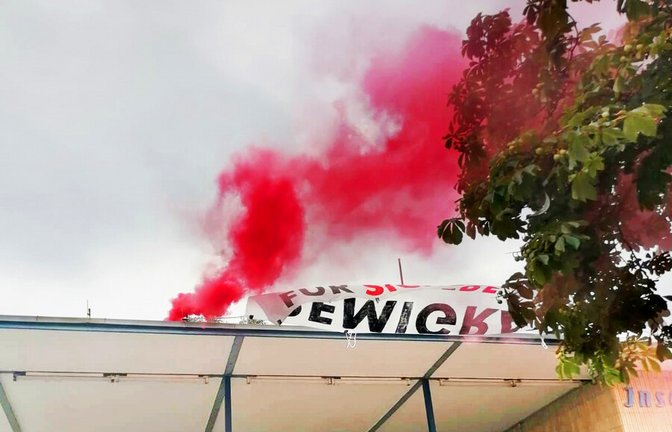 Das Banner und die Pyrotechnik ließen die Männer auf dem Dach zurück.Die Polizei rückte mit einem Großaufgebot am Inselbad an, dennoch gelang den Männern zunächst die Flucht.<span class='image-autor'>Foto: Andreas Rosar</span>