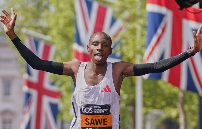 Sabastian Sawe durchbricht in London die 2-Stundenmarke.<span class='image-autor'>Foto: AP/dpa/Alberto Pezzali</span>
