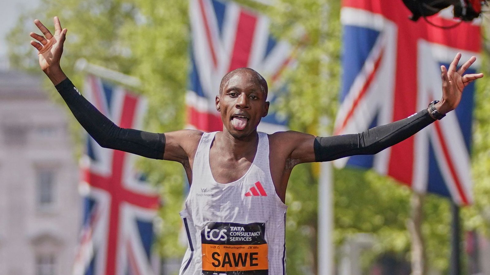 Sabastian Sawe durchbricht in London die 2-Stundenmarke.Foto: AP/dpa/Alberto Pezzali