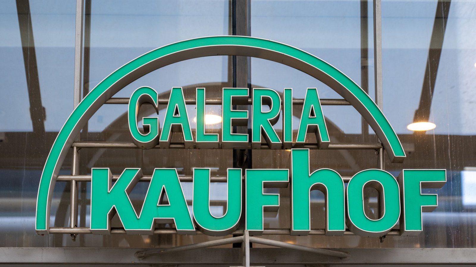 Insolvenzverwalter Stefan Denkhaus ist überzeugt von den wirtschaftlichen Aussichten von Galeria Kaufhof. (Symbolbild)Foto: dpa/Hendrik Schmidt