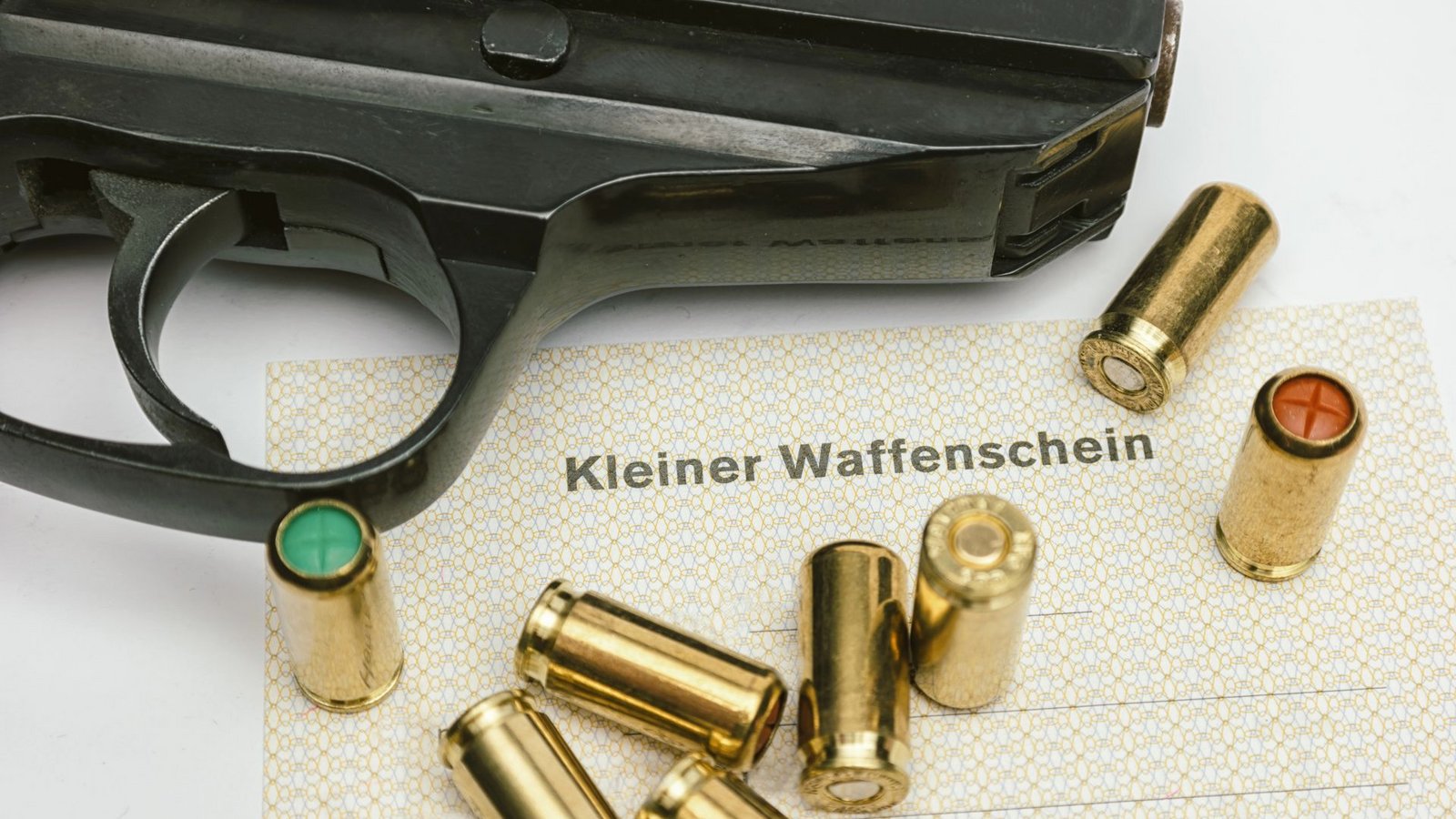 Mit einem Kleinen Waffenschein darf man neben Reizgas-Pistolen auch Schreckschuss-und Signalwaffen mit sich führen.Foto: imago/Depositphotos Mit einem Kleinen Waffenschein darf man neben Reizgas-Pistolen auch Schreckschuss-und Signalwaffen mit sich führen.Foto: imago/Depositphotos