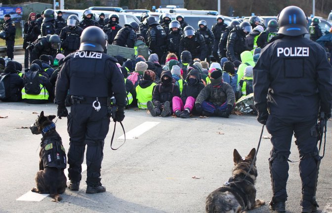 Rund 15.000 Menschen demonstrierten am Wochenende in Riesa gegen den AfD-Parteitag.<span class='image-autor'>Foto: IMAGO/EHL Media</span>