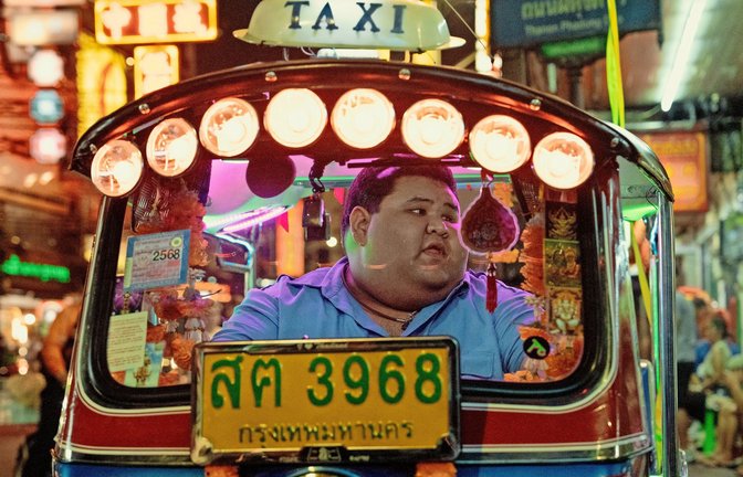 Solche Schauspieler findet man in Bangkok auf der Straße: Piya-phon Dam-mu-nee gibt einen  Tuk-Tuk-Fahrer.<span class='image-autor'>Foto: Netflix/Sasidis Sasisakulporn</span>