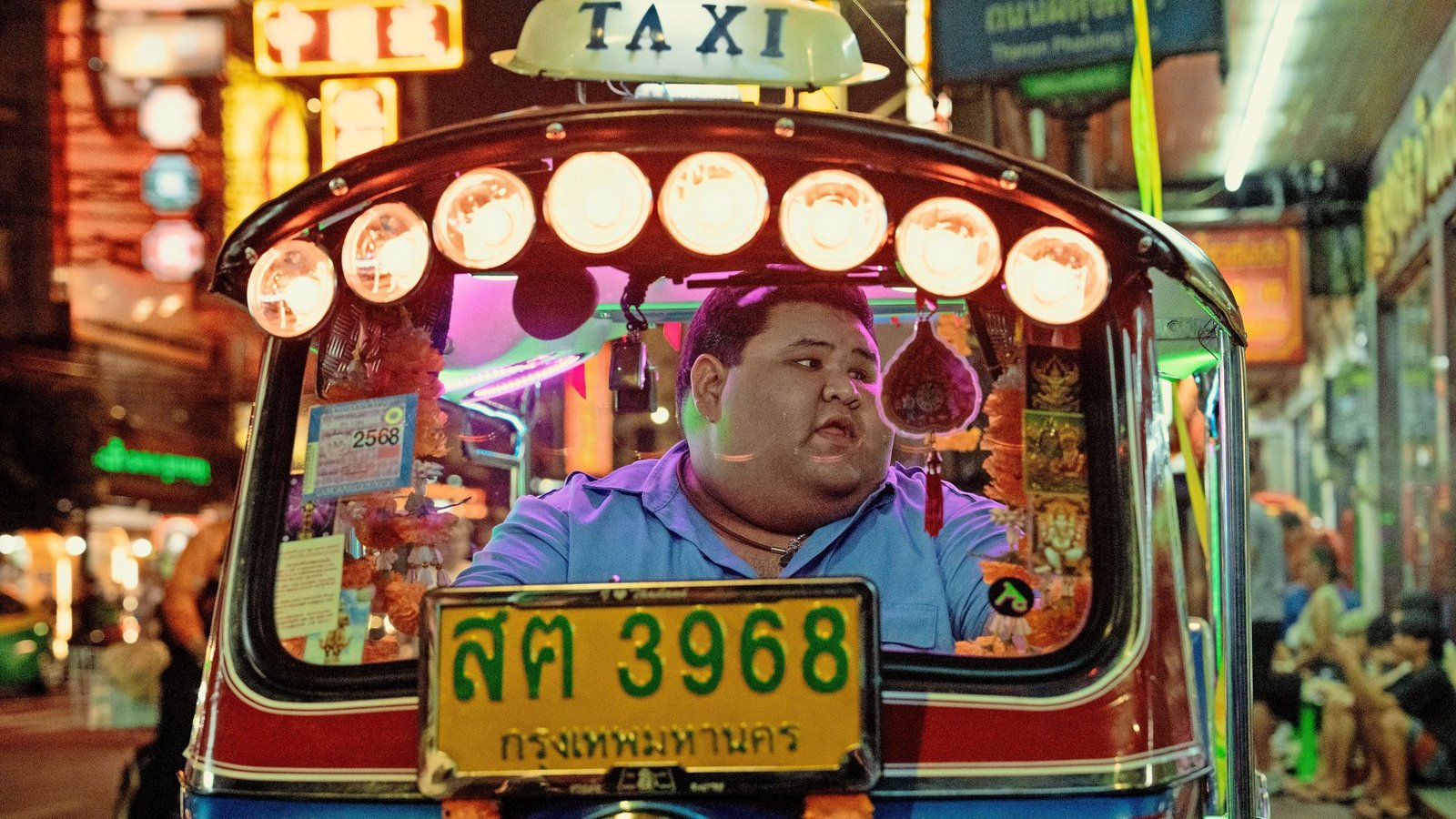 Solche Schauspieler findet man in Bangkok auf der Straße: Piya-phon Dam-mu-nee gibt einen  Tuk-Tuk-Fahrer.Foto: Netflix/Sasidis Sasisakulporn