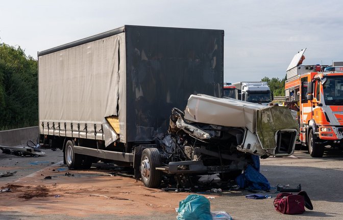 Ein Einsatzfahrzeug der Feuerwehr steht am 16. August 2023 neben einem stark beschädigten LKW auf der Autobahn 3 an Anschlussstellen Niedernhausen und Wiesbadener Kreuz in Fahrtrichtung Frankfurt. Ein Lkw-Fahrer war ungebremst auf einen stehenden Sattelzug aufgefahren. Der Mann wurde in seiner Fahrerkabine eingeklemmt und schwer verletzt geborgen.<span class='image-autor'>Foto: Felix Hirth/5Vision News/dpa</span>