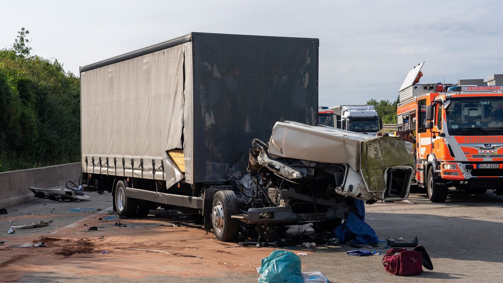 Ein Einsatzfahrzeug der Feuerwehr steht am 16. August 2023 neben einem stark beschädigten LKW auf der Autobahn 3 an Anschlussstellen Niedernhausen und Wiesbadener Kreuz in Fahrtrichtung Frankfurt. Ein Lkw-Fahrer war ungebremst auf einen stehenden Sattelzug aufgefahren. Der Mann wurde in seiner Fahrerkabine eingeklemmt und schwer verletzt geborgen.Foto: Felix Hirth/5Vision News/dpa Ein Einsatzfahrzeug der Feuerwehr steht am 16. August 2023 neben einem stark beschädigten LKW auf der Autobahn 3 an Anschlussstellen Niedernhausen und Wiesbadener Kreuz in Fahrtrichtung Frankfurt. Ein Lkw-Fahrer war ungebremst auf einen stehenden Sattelzug aufgefahren. Der Mann wurde in seiner Fahrerkabine eingeklemmt und schwer verletzt geborgen.Foto: Felix Hirth/5Vision News/dpa