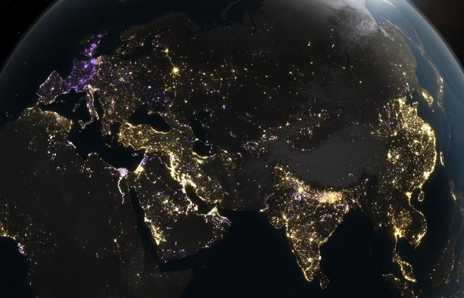 Der Blick auf die Erde zeigt die menschlichen Aktivitäten anhand der Emissionen von künstlichem Licht<span class='image-autor'>Foto: Michala Garrison/NASA Earth Observatory/dpa</span>