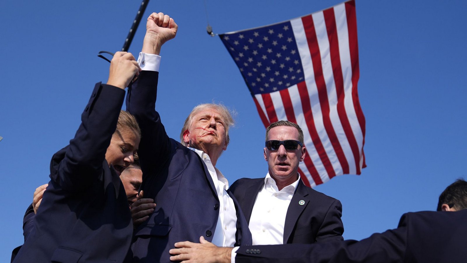 Ein Foto, das in die Geschichte eingehen wird: Donald Trump kurz nachdem er am Samstag angeschossen wurde.Foto: dpa/Evan Vucci Ein Foto, das in die Geschichte eingehen wird: Donald Trump kurz nachdem er am Samstag angeschossen wurde.Foto: dpa/Evan Vucci