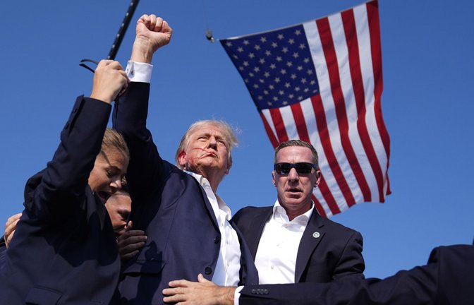 Ein Foto, das in die Geschichte eingehen wird: Donald Trump kurz nachdem er am Samstag angeschossen wurde.<span class='image-autor'>Foto: dpa/Evan Vucci</span>