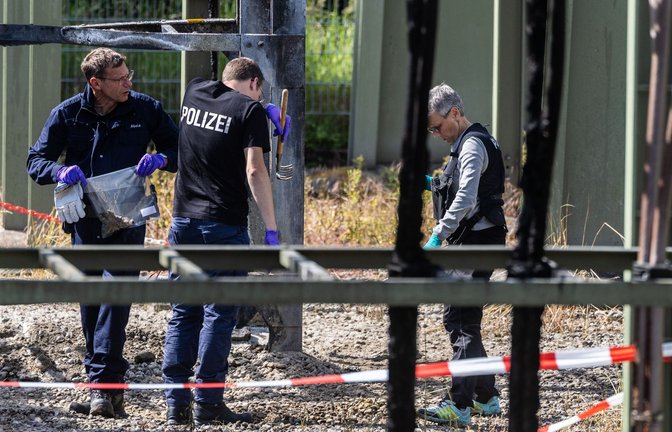 Nach einem großflächigen Stromausfall in Reutlingen stehen Polizeikräfte auf dem Gelände eines Umspannwerks.<span class='image-autor'>Foto: Christoph Schmidt/dpa/Christoph Schmidt</span>