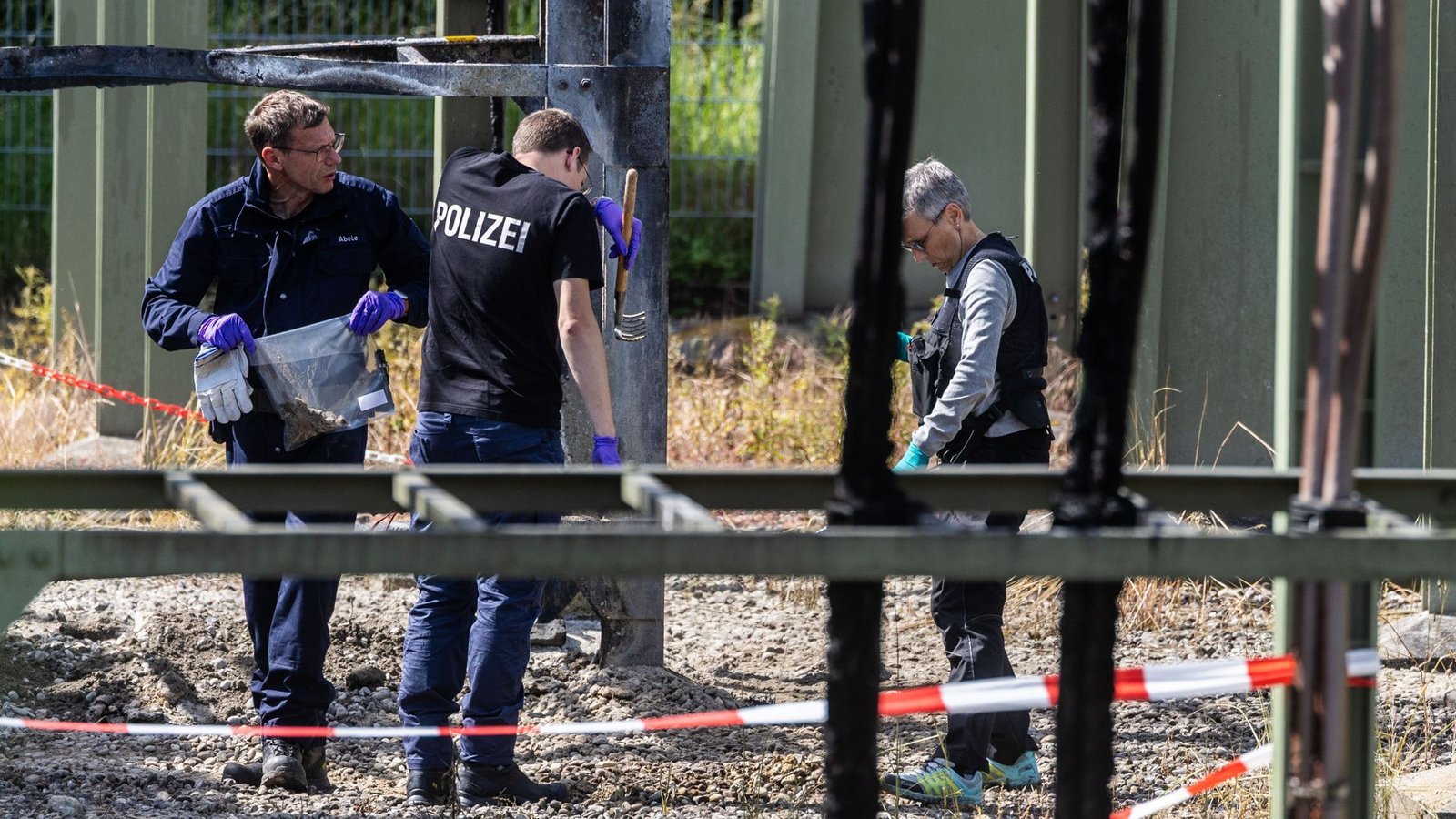 Nach einem großflächigen Stromausfall in Reutlingen stehen Polizeikräfte auf dem Gelände eines Umspannwerks.Foto: Christoph Schmidt/dpa/Christoph Schmidt