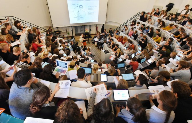 Studierende und Auszubildende müssen einer aktuellen Statistik zufolge mit geringen monatlichen Einkünften auskommen. (Symbolbild)<span class='image-autor'>Foto: dpa/Waltraud Grubitzsch</span>