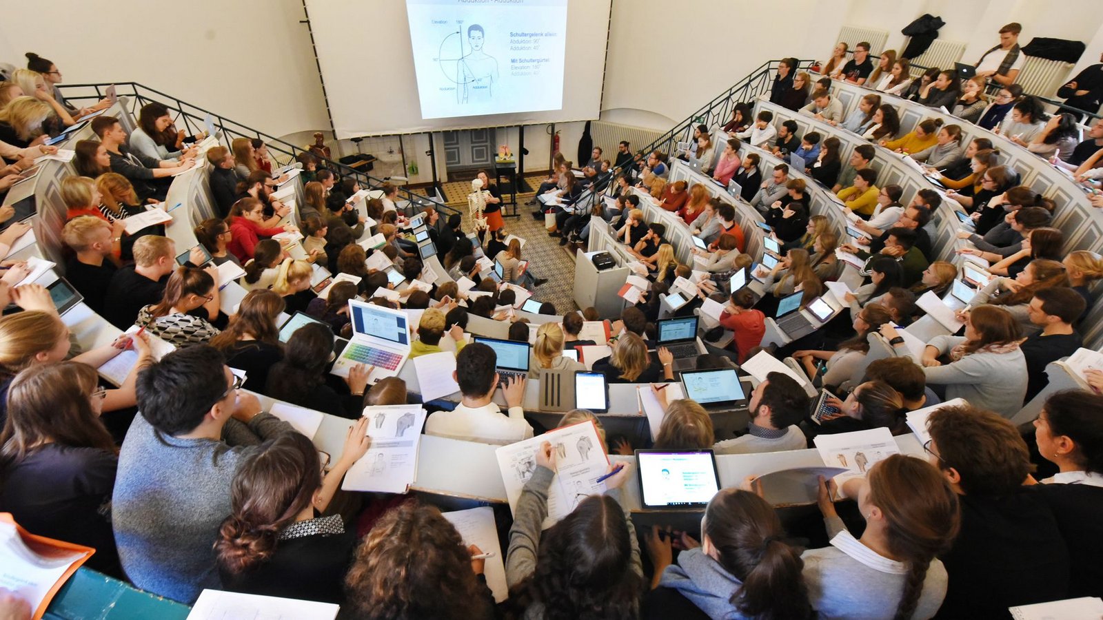 Studierende und Auszubildende müssen einer aktuellen Statistik zufolge mit geringen monatlichen Einkünften auskommen. (Symbolbild)Foto: dpa/Waltraud Grubitzsch