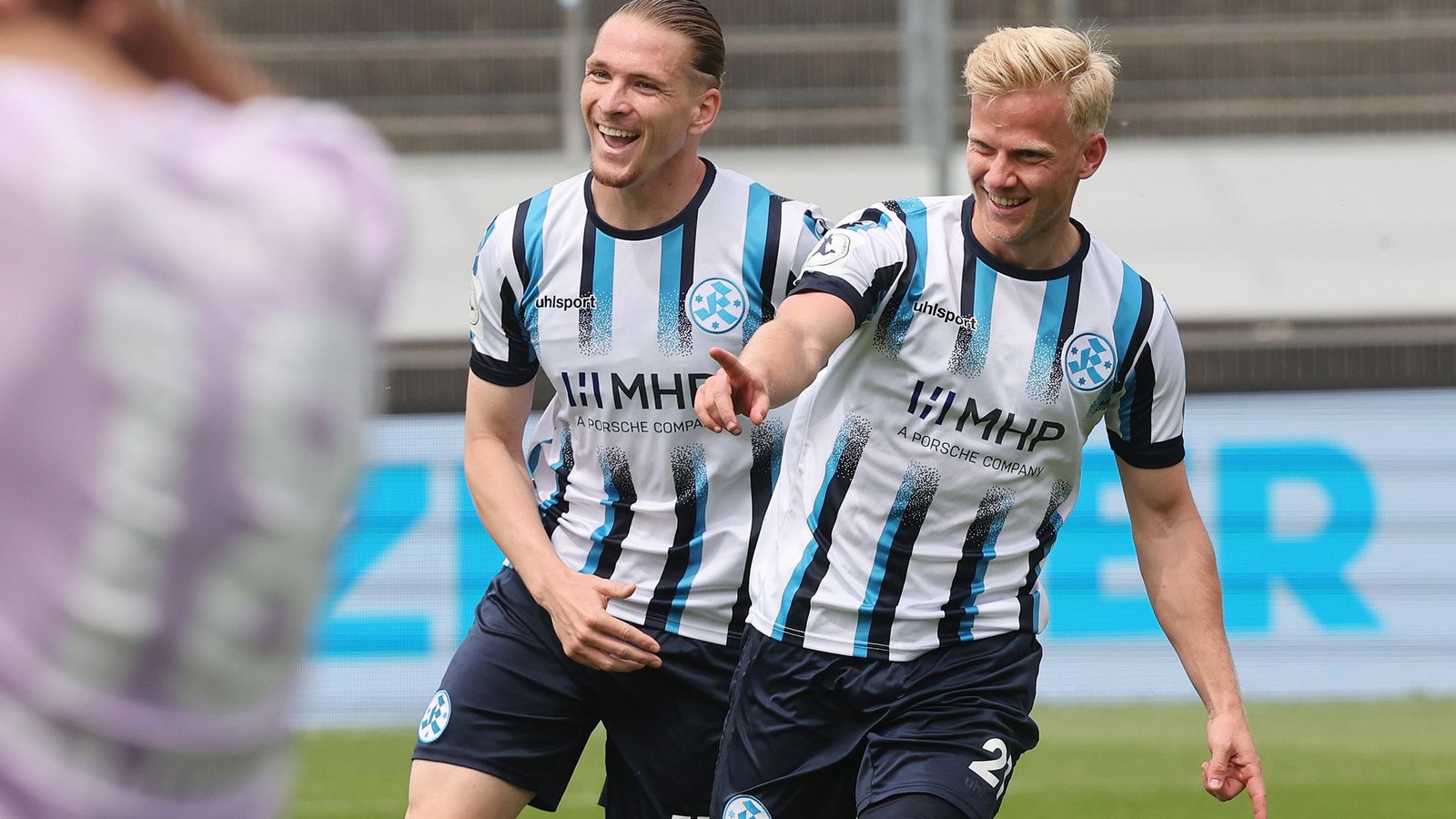 Per Lockl (re.) liegt ein lukratives Angebot des SSV Ulm 1846 vor – und steht nach Informationen unserer Redaktion in der neuen Saison vor einem Wechsel zu den Spatzen.Foto: Baumann/Hansi Britsch Per Lockl (re.) liegt ein lukratives Angebot des SSV Ulm 1846 vor – und steht nach Informationen unserer Redaktion in der neuen Saison vor einem Wechsel zu den Spatzen.Foto: Baumann/Hansi Britsch