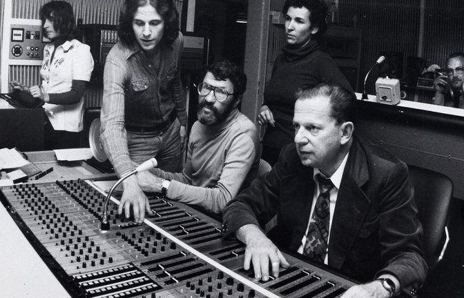 Joachim-Ernst Berendt (mit Bart) und Hans Georg Brunner-Schwer (mit Krawatte) 1977 bei Aufnahmen im MPS-Studio<span class='image-autor'>Foto: German Hasenfritz MPS-Studio e.V.</span>
