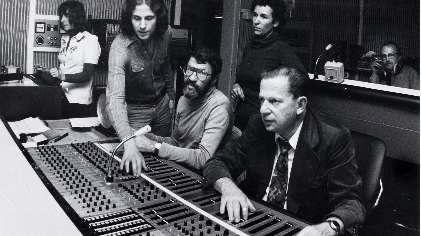 Joachim-Ernst Berendt (mit Bart) und Hans Georg Brunner-Schwer (mit Krawatte) 1977 bei Aufnahmen im MPS-StudioFoto: German Hasenfritz MPS-Studio e.V.