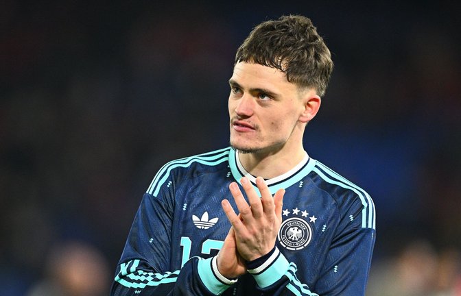 Der Dank geht an die Fans und der Applaus gilt im Grunde ihm selbst: Florian Wirtz nach dem Spiel in Basel.<span class='image-autor'>Foto: Tom Weller/dpa</span>