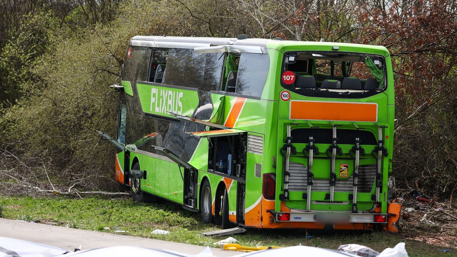Der Bus mit mehr als 50 Passagieren und zwei Fahrern war auf dem Weg von Berlin nach Zürich verunglückt.Foto: Jan Woitas/dpa