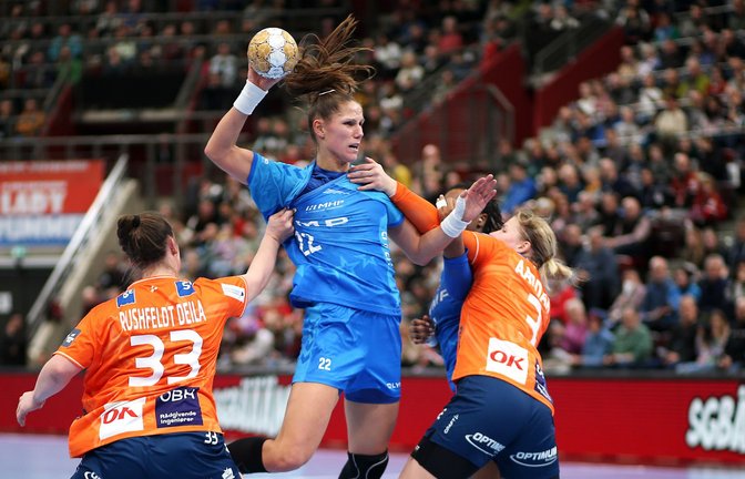Bietigheims Rückraumspielerin Xenia Smits versucht sich in der Gruppenphase  gegen Odense Handbold durchzusetzen – nun geht es gegen die Däninnen um den Einzug ins Final Four.<span class='image-autor'>Foto: Baumann</span>