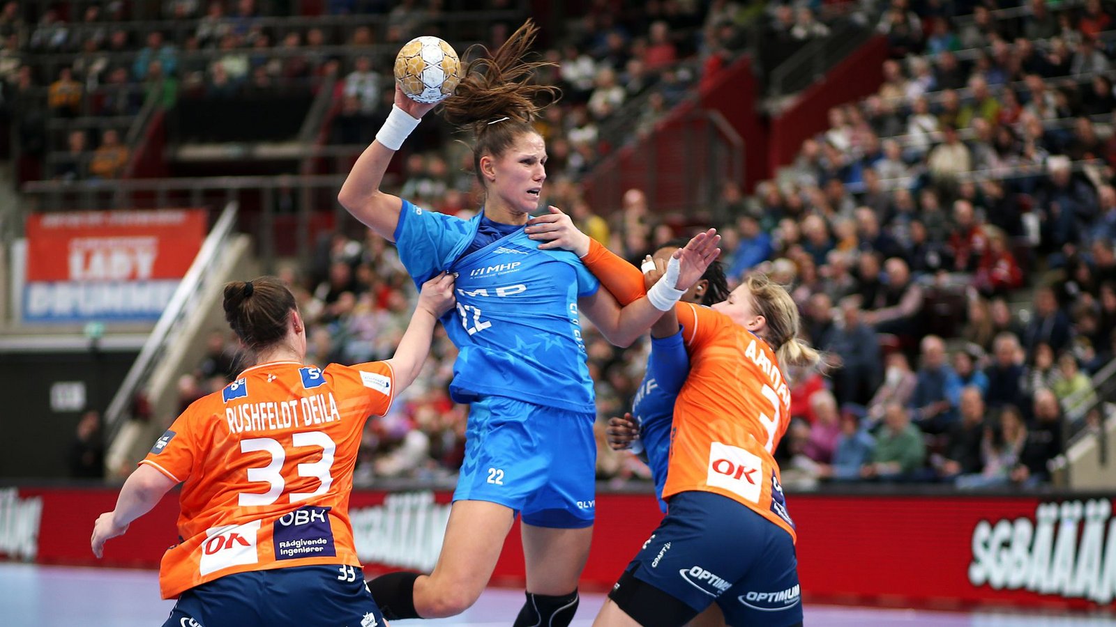 Bietigheims Rückraumspielerin Xenia Smits versucht sich in der Gruppenphase  gegen Odense Handbold durchzusetzen – nun geht es gegen die Däninnen um den Einzug ins Final Four.Foto: Baumann