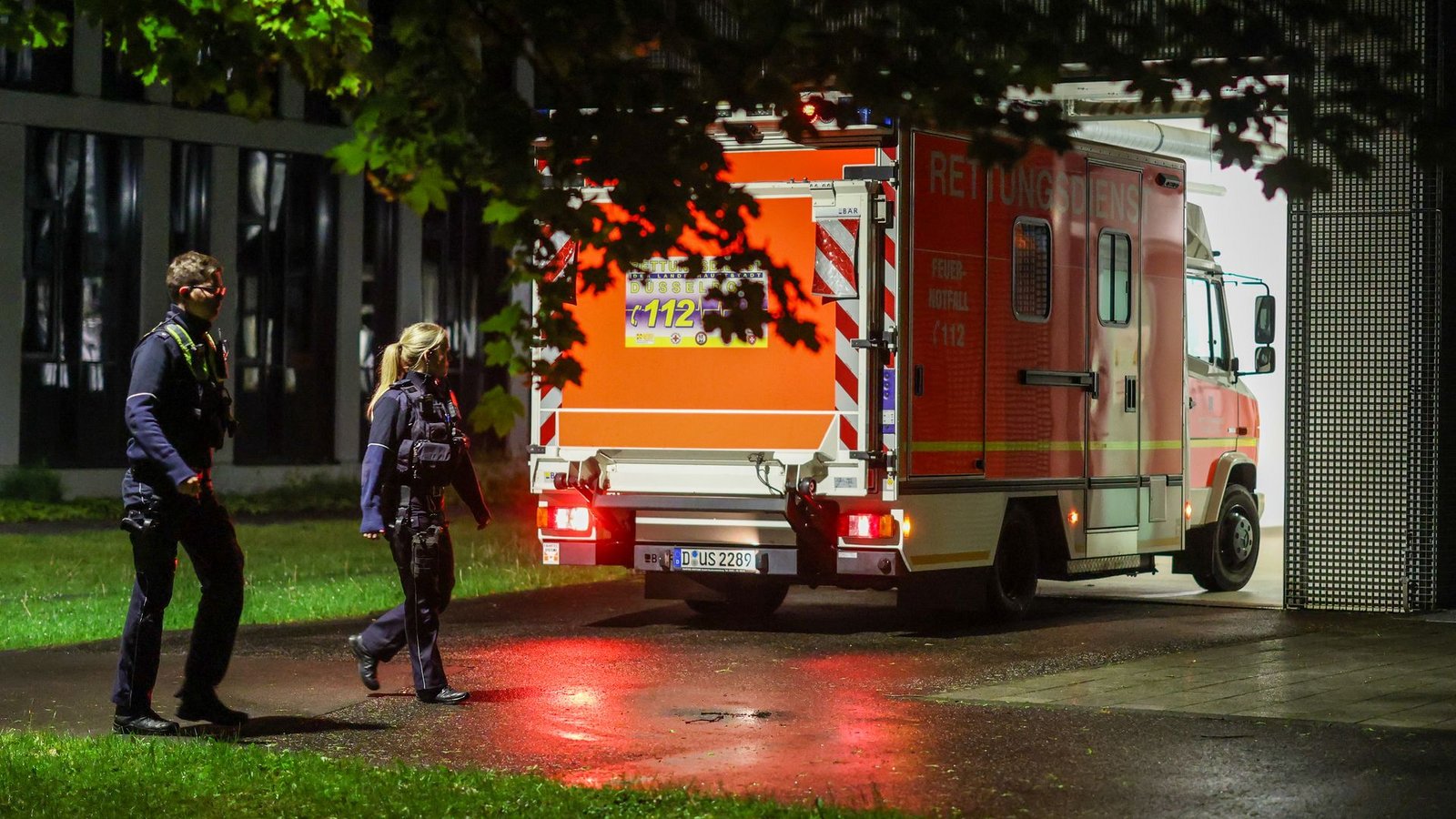 Ein Rettungswagen bringt eine deutsche Patientin in das Infektionszentrum der Uniklinik Düsseldorf.Foto: Christoph Reichwein/dpa