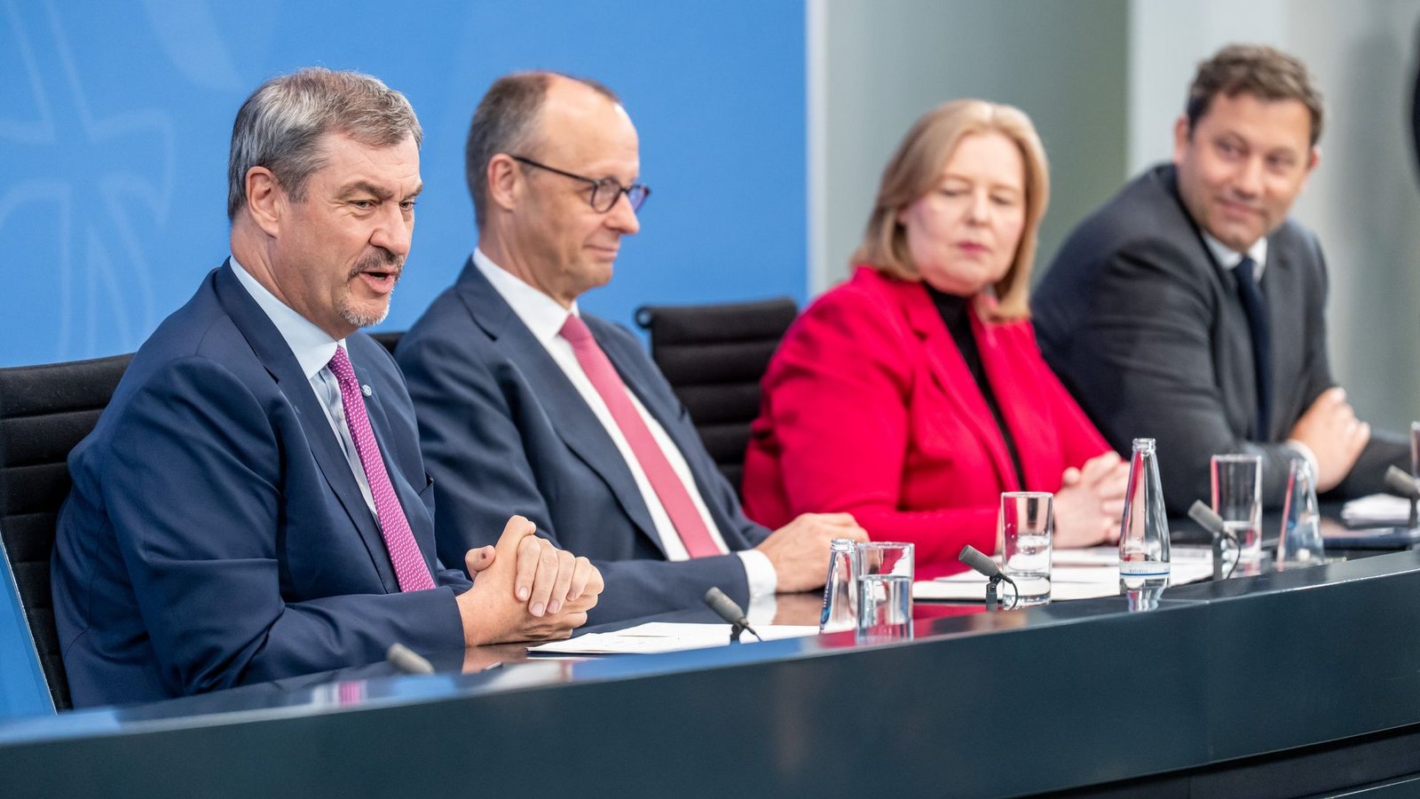 CSU-Chef Markus Söder und die anderen Koalitionsspitzen stimmen die Bürger auf weitere Schritte ein.Foto: Michael Kappeler/dpa