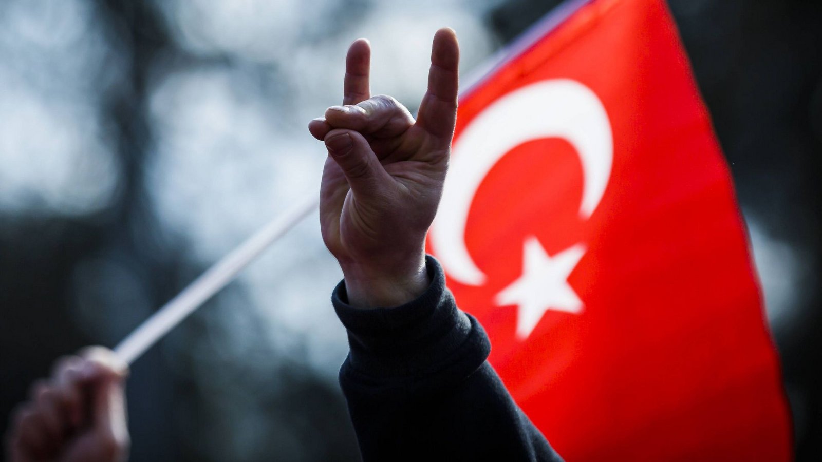 Der Wolfsgruß: das Erkennungszeichen der türkisch-rechtsextremistischen Grauen Wölfe.Foto: imago/Lars Berg Der Wolfsgruß: das Erkennungszeichen der türkisch-rechtsextremistischen Grauen Wölfe.Foto: imago/Lars Berg