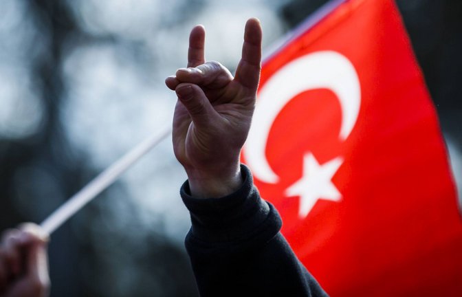 Der Wolfsgruß: das Erkennungszeichen der türkisch-rechtsextremistischen Grauen Wölfe.<span class='image-autor'>Foto: imago/Lars Berg</span>