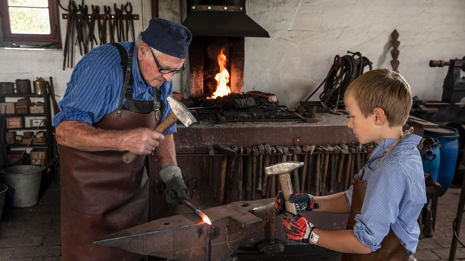 In einer historischen Schmiede des Oberschwäbischen Museumsdorfs Kürnbach.Foto: Sieben im Süden/Christoph Ulrich In einer historischen Schmiede des Oberschwäbischen Museumsdorfs Kürnbach.Foto: Sieben im Süden/Christoph Ulrich