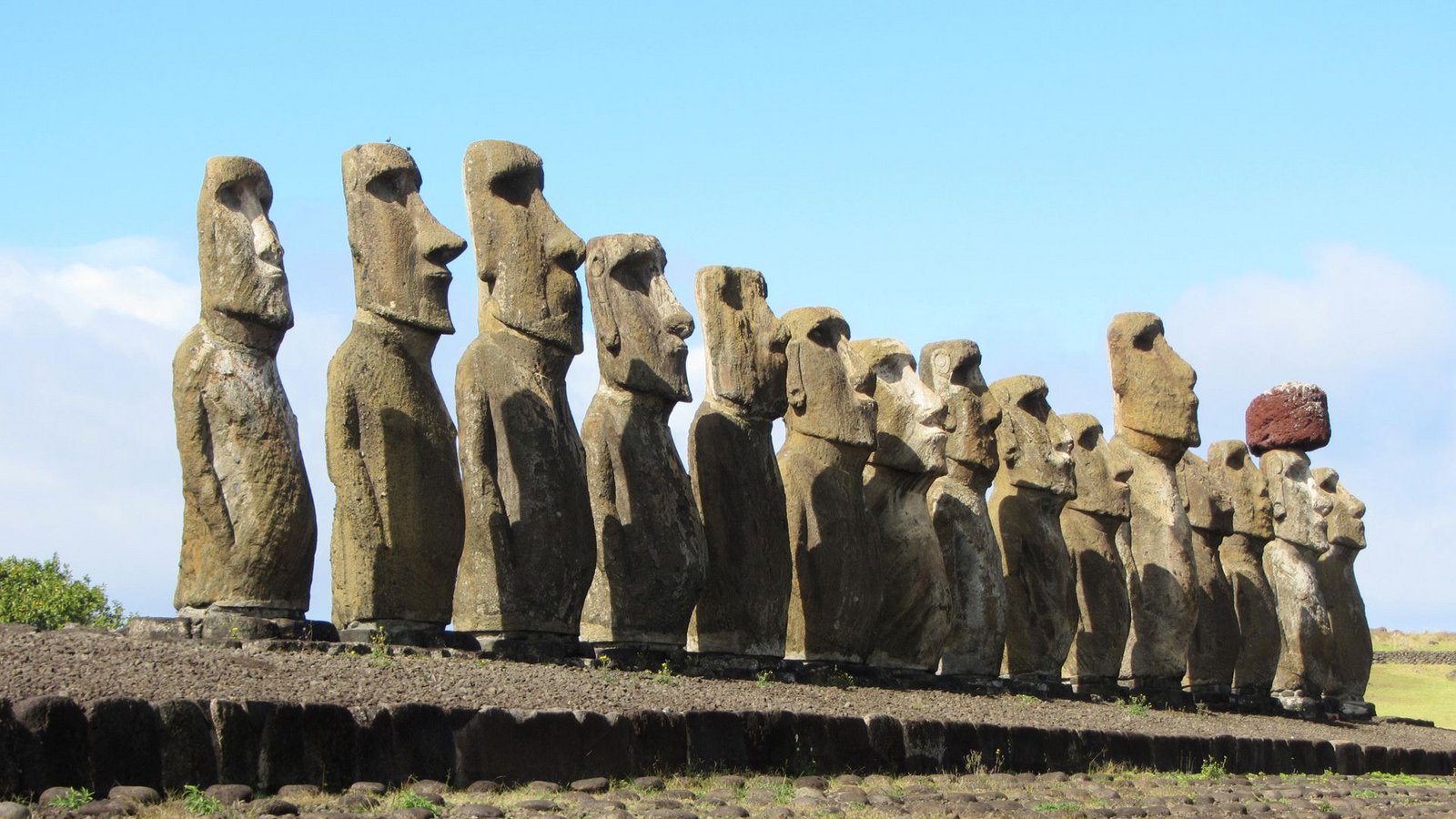 Aufgereiht wie eine Fußballmannschaft stehen die Steinfiguren da. Die Moai sind das touristische Aushängeschild der Osterinsel.Foto: dpa/Bernd Kubisch Aufgereiht wie eine Fußballmannschaft stehen die Steinfiguren da. Die Moai sind das touristische Aushängeschild der Osterinsel.Foto: dpa/Bernd Kubisch