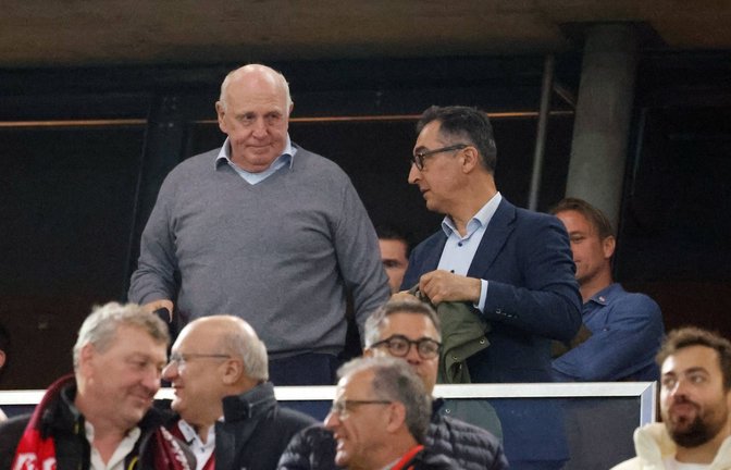 Cem Özdemir – ausnahmsweise ohne Schaal, aber mit Dieter Hoeneß – am Donnerstagabend auf der Haupttribüne.<span class='image-autor'>Foto: IMAGO/Sportfoto Rudel</span>
