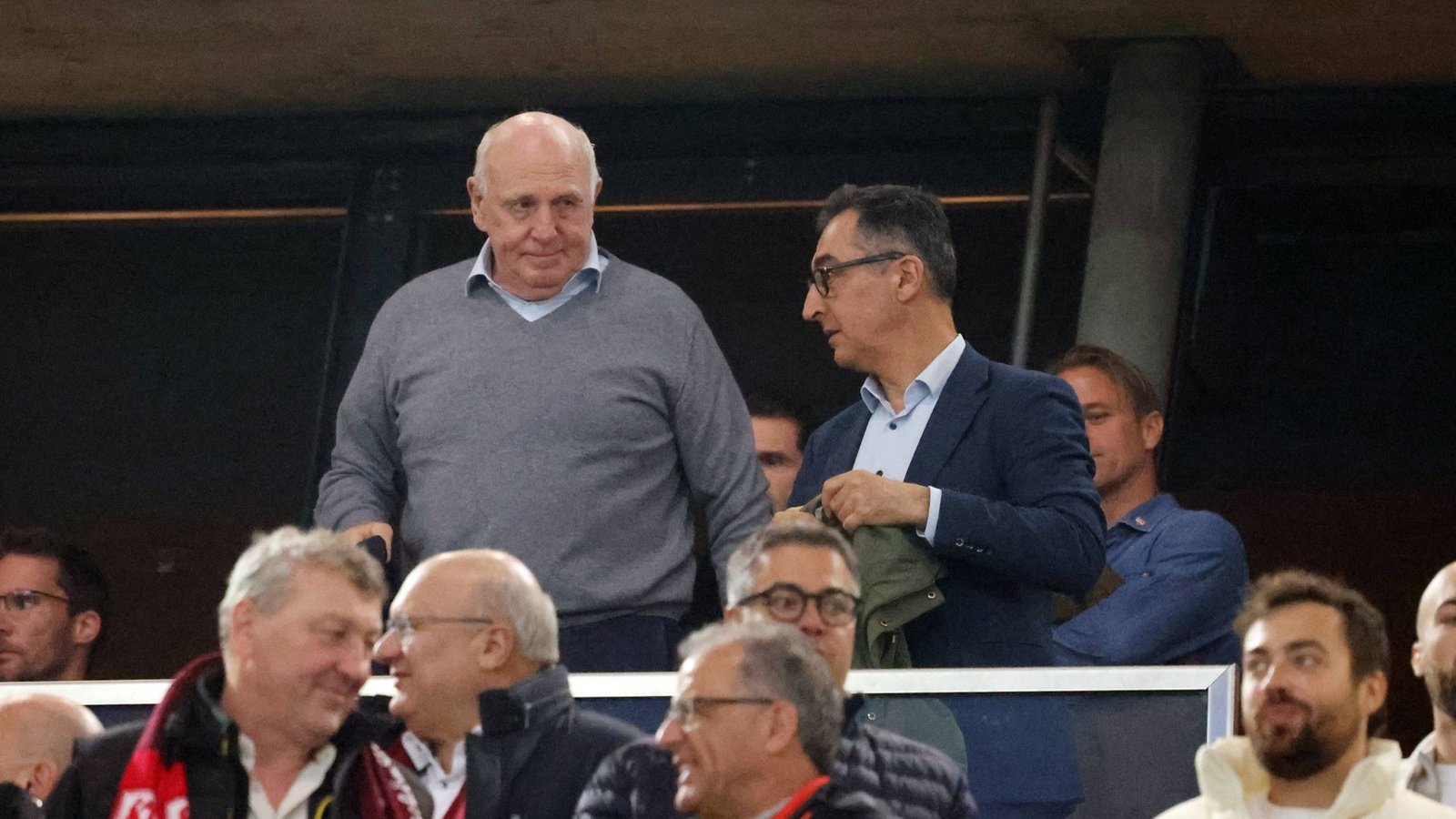 Cem Özdemir – ausnahmsweise ohne Schaal, aber mit Dieter Hoeneß – am Donnerstagabend auf der Haupttribüne.Foto: IMAGO/Sportfoto Rudel