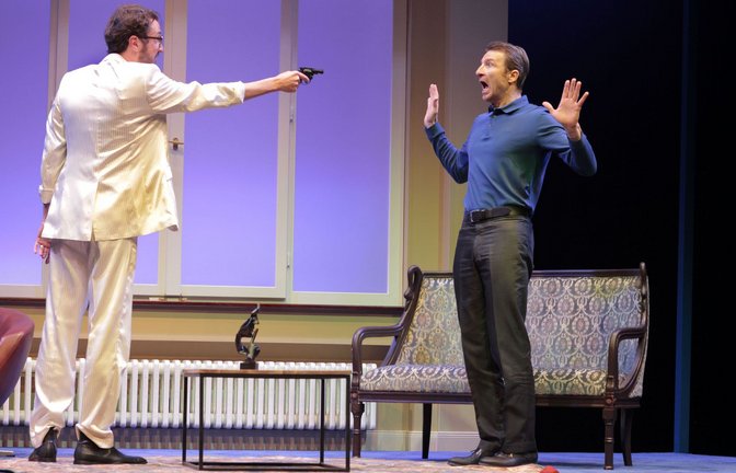 Jan Messutat (links) und Heiko Ruprecht in der Komödie „1h22 vor dem Ende“<span class='image-autor'>Foto: Dietrich Dettmann</span>
