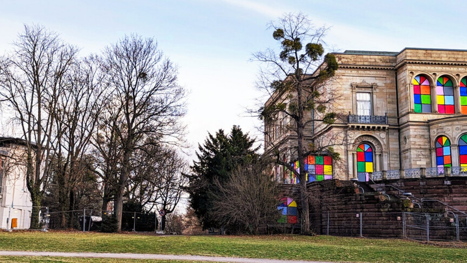 Die Parkachse zwischen Villa Berg und Gutbrod-Bau (links) wird in der neuen Planvariante frei gehalten und als zentrale Erschließungsachse betont. Die Gastronomie der Villa könnte die Terrasse und einen Teil der Wiesenfläche davor nutzen.Foto: Jürgen Brand Die Parkachse zwischen Villa Berg und Gutbrod-Bau (links) wird in der neuen Planvariante frei gehalten und als zentrale Erschließungsachse betont. Die Gastronomie der Villa könnte die Terrasse und einen Teil der Wiesenfläche davor nutzen.Foto: Jürgen Brand