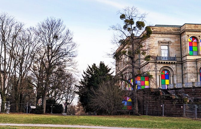 Die Parkachse zwischen Villa Berg und Gutbrod-Bau (links) wird in der neuen Planvariante frei gehalten und als zentrale Erschließungsachse betont. Die Gastronomie der Villa könnte die Terrasse und einen Teil der Wiesenfläche davor nutzen.<span class='image-autor'>Foto: Jürgen Brand</span>