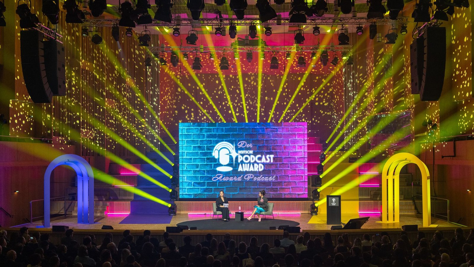 800 Gäste feierten in Berlin den ersten Deutschen Podcast Award.Foto: Soeren Stache/dpa